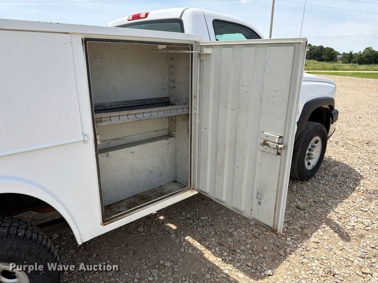 image for item FK3040 2005 Chevrolet Silverado 2500HD utility bed pickup truck