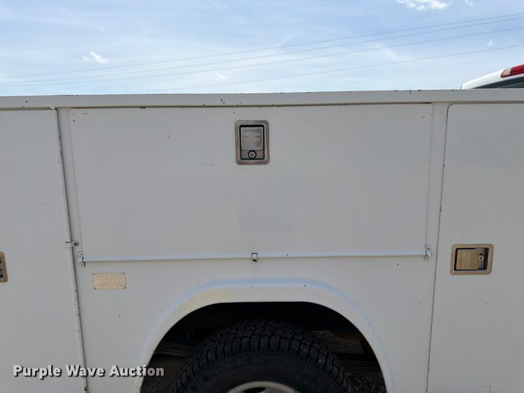 image for item FK3040 2005 Chevrolet Silverado 2500HD utility bed pickup truck