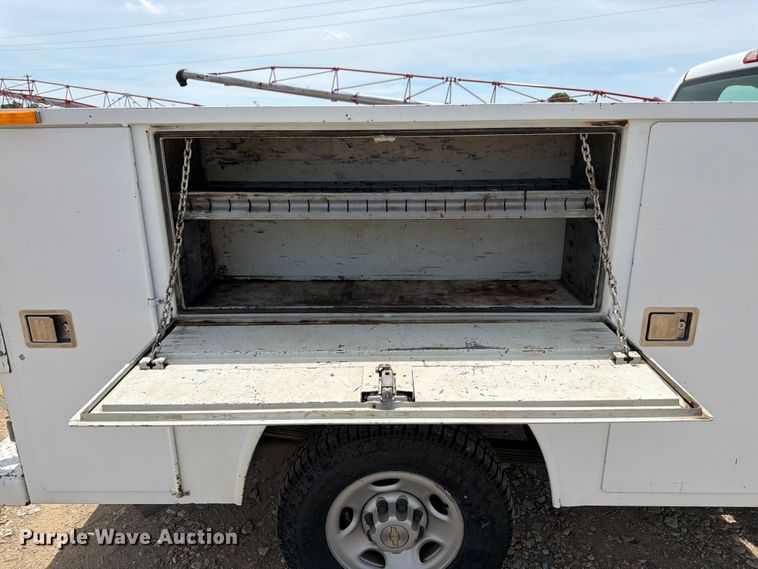 image for item FK3040 2005 Chevrolet Silverado 2500HD utility bed pickup truck