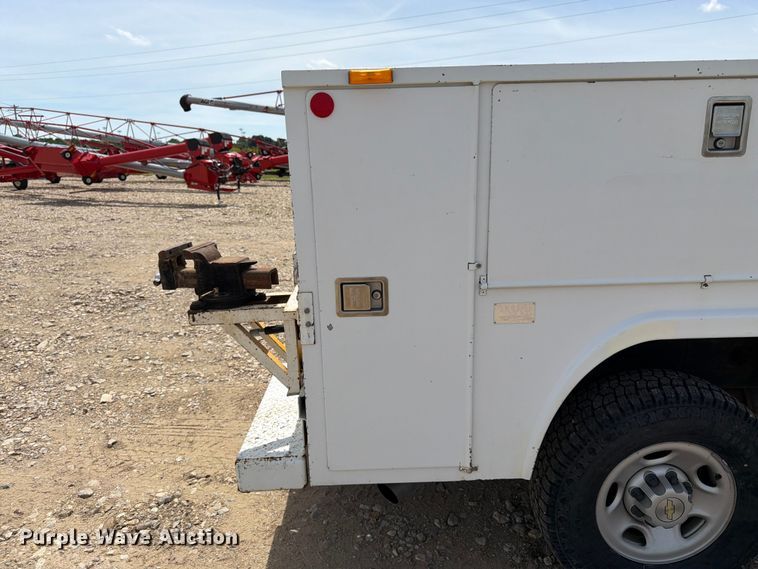 image for item FK3040 2005 Chevrolet Silverado 2500HD utility bed pickup truck
