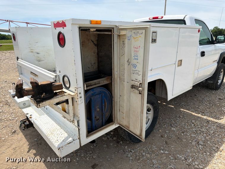 image for item FK3040 2005 Chevrolet Silverado 2500HD utility bed pickup truck