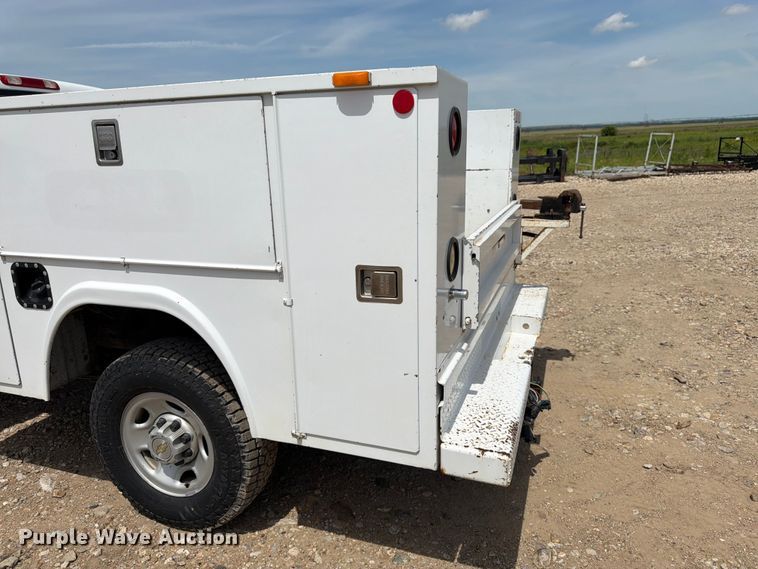 image for item FK3040 2005 Chevrolet Silverado 2500HD utility bed pickup truck