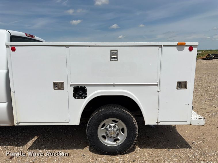 image for item FK3040 2005 Chevrolet Silverado 2500HD utility bed pickup truck