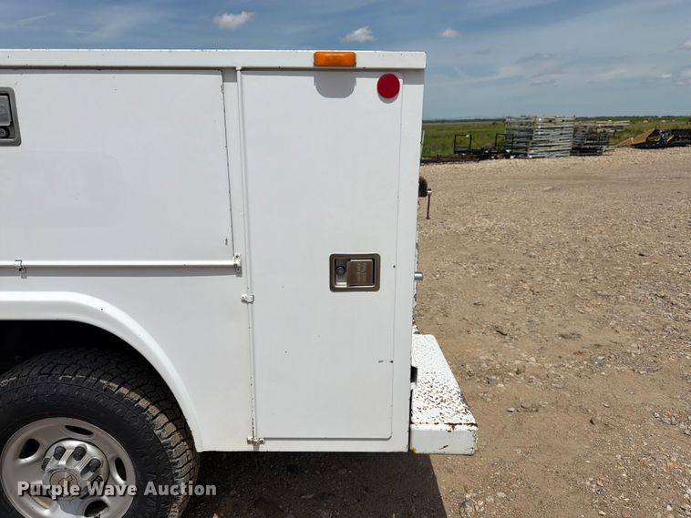 image for item FK3040 2005 Chevrolet Silverado 2500HD utility bed pickup truck