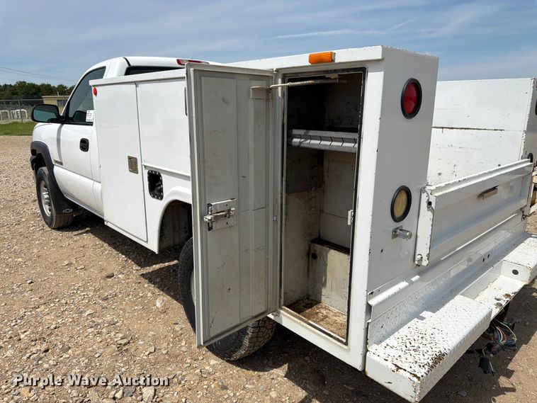 image for item FK3040 2005 Chevrolet Silverado 2500HD utility bed pickup truck