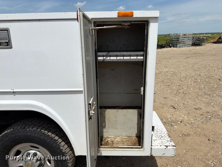 image for item FK3040 2005 Chevrolet Silverado 2500HD utility bed pickup truck