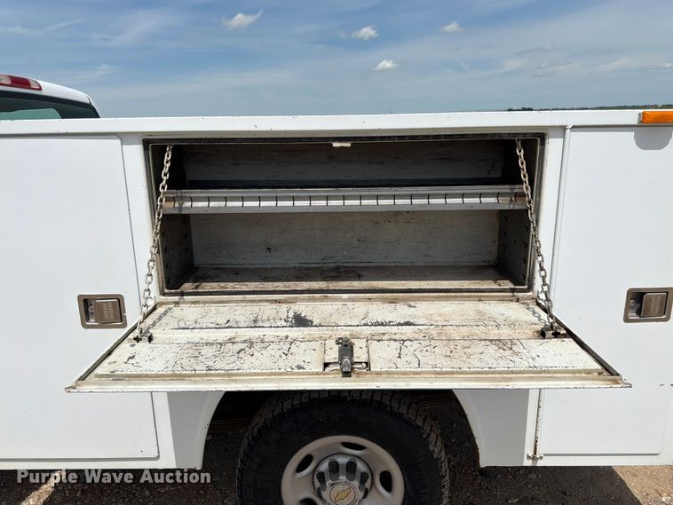 image for item FK3040 2005 Chevrolet Silverado 2500HD utility bed pickup truck