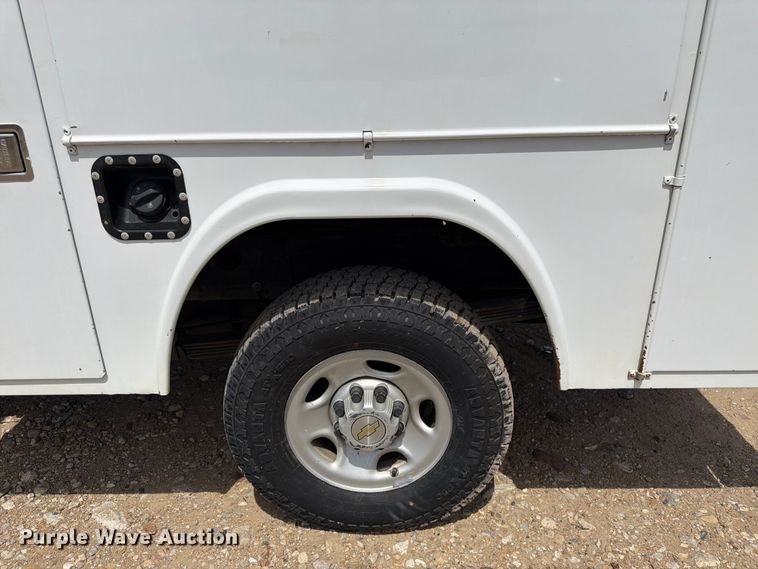 image for item FK3040 2005 Chevrolet Silverado 2500HD utility bed pickup truck