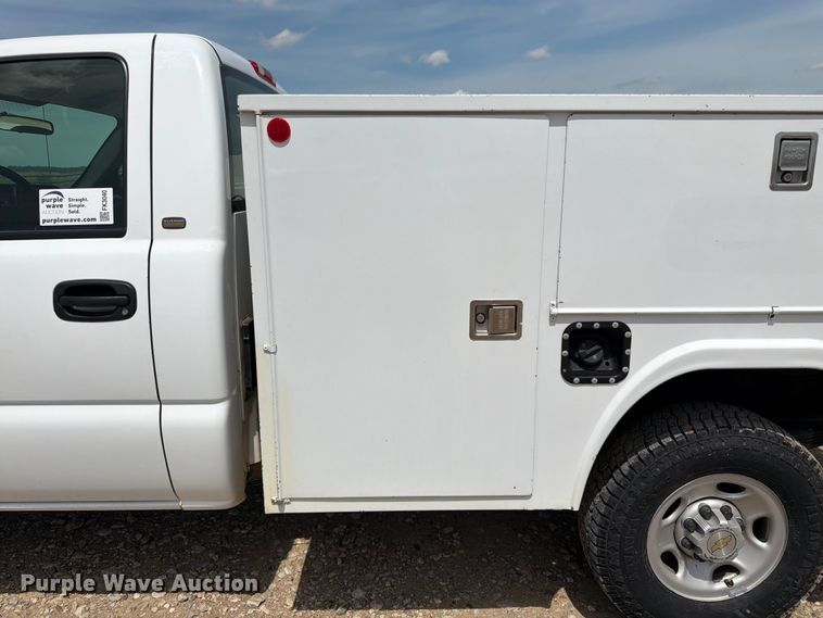 image for item FK3040 2005 Chevrolet Silverado 2500HD utility bed pickup truck