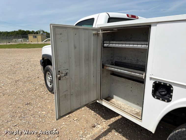 image for item FK3040 2005 Chevrolet Silverado 2500HD utility bed pickup truck