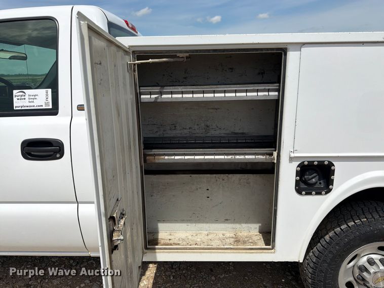 image for item FK3040 2005 Chevrolet Silverado 2500HD utility bed pickup truck