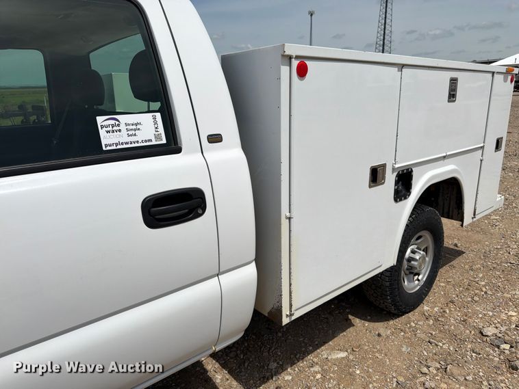 image for item FK3040 2005 Chevrolet Silverado 2500HD utility bed pickup truck