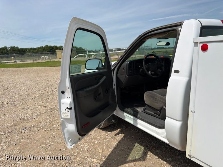 image for item FK3040 2005 Chevrolet Silverado 2500HD utility bed pickup truck
