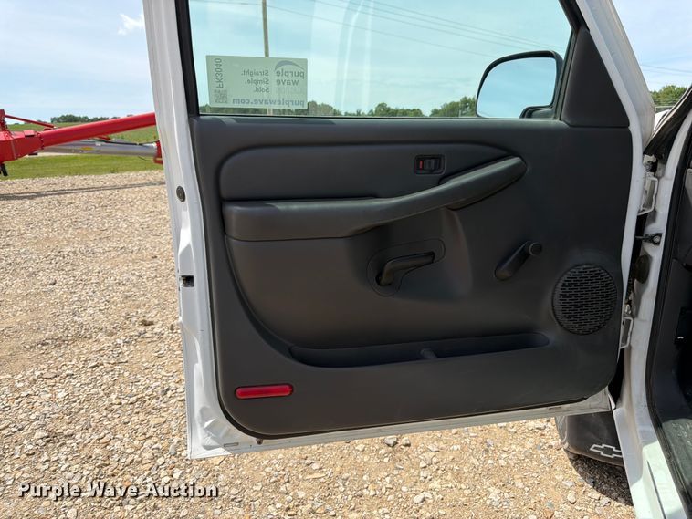 image for item FK3040 2005 Chevrolet Silverado 2500HD utility bed pickup truck