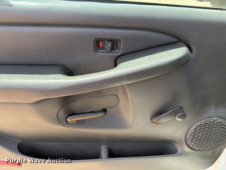 image for item FK3040 2005 Chevrolet Silverado 2500HD utility bed pickup truck
