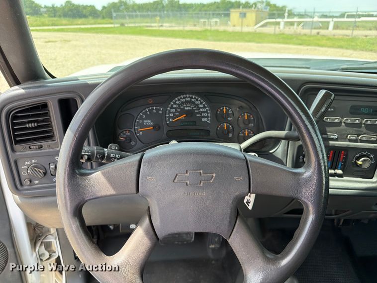 image for item FK3040 2005 Chevrolet Silverado 2500HD utility bed pickup truck