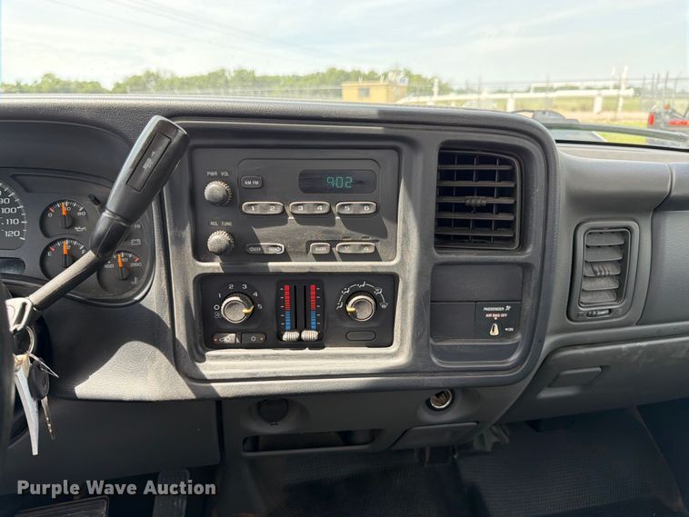 image for item FK3040 2005 Chevrolet Silverado 2500HD utility bed pickup truck