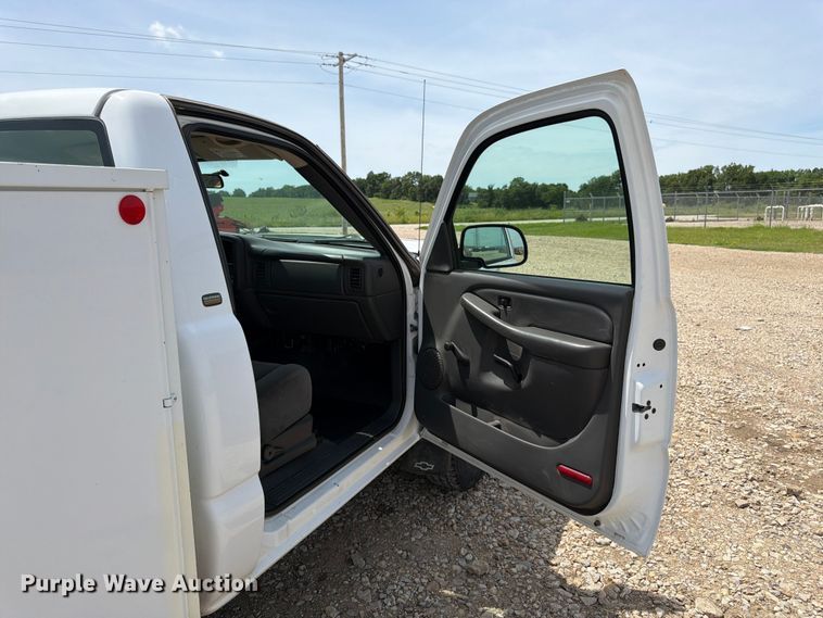 image for item FK3040 2005 Chevrolet Silverado 2500HD utility bed pickup truck