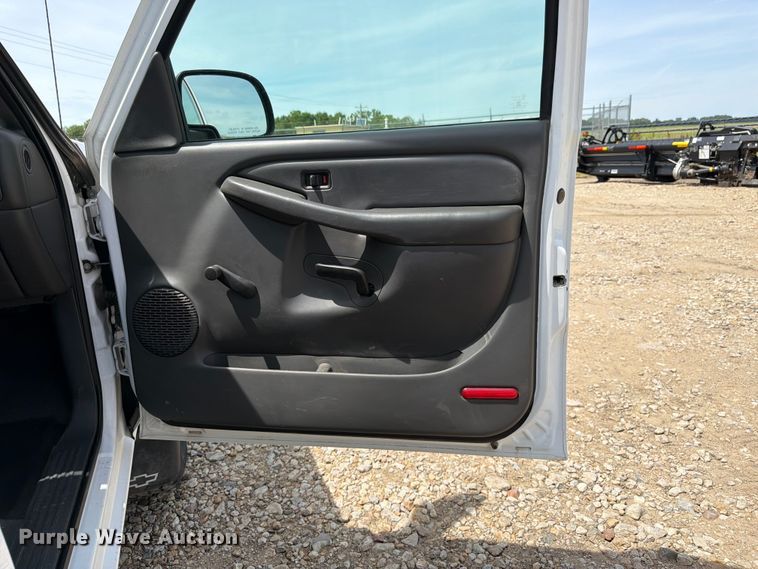 image for item FK3040 2005 Chevrolet Silverado 2500HD utility bed pickup truck
