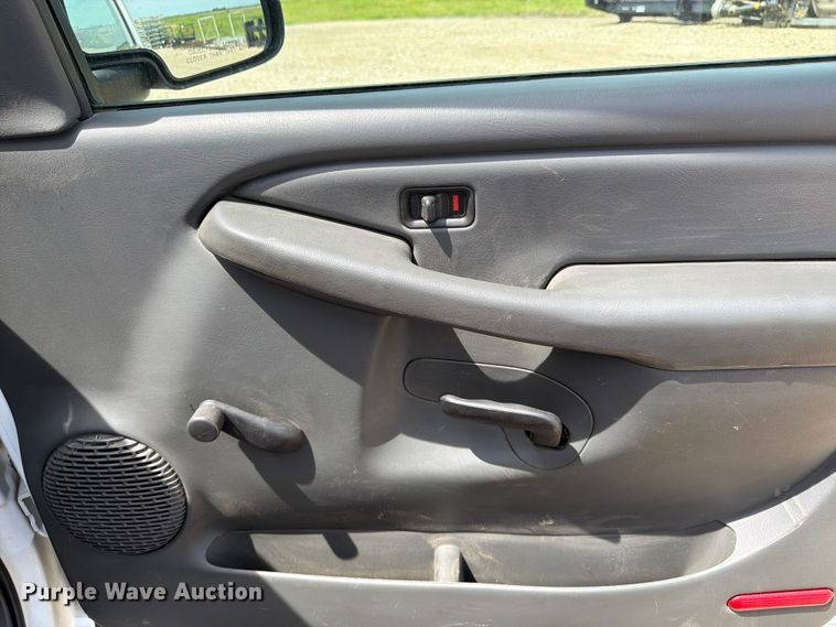 image for item FK3040 2005 Chevrolet Silverado 2500HD utility bed pickup truck