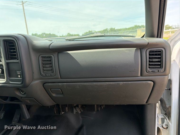 image for item FK3040 2005 Chevrolet Silverado 2500HD utility bed pickup truck