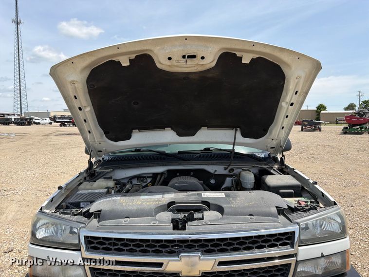 image for item FK3040 2005 Chevrolet Silverado 2500HD utility bed pickup truck