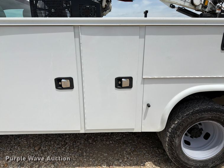 image for item FK3041 2015 Ford F350 Super Duty utility bed pickup truck