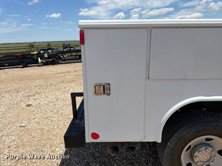 image for item FK3042 2009 Ford F250 Super Duty Crew Cab utility bed pickup truck