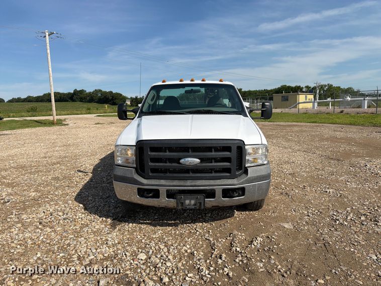 image for item FK3043 2006 Ford F350 Super Duty utility bed pickup truck