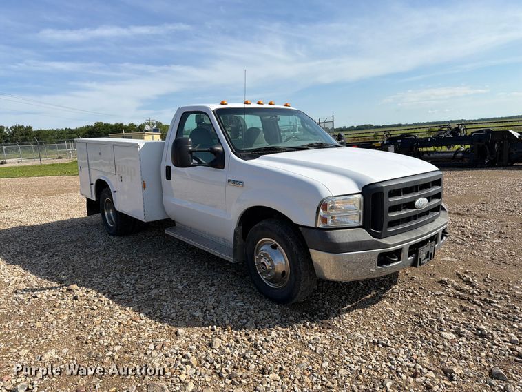 image for item FK3043 2006 Ford F350 Super Duty utility bed pickup truck