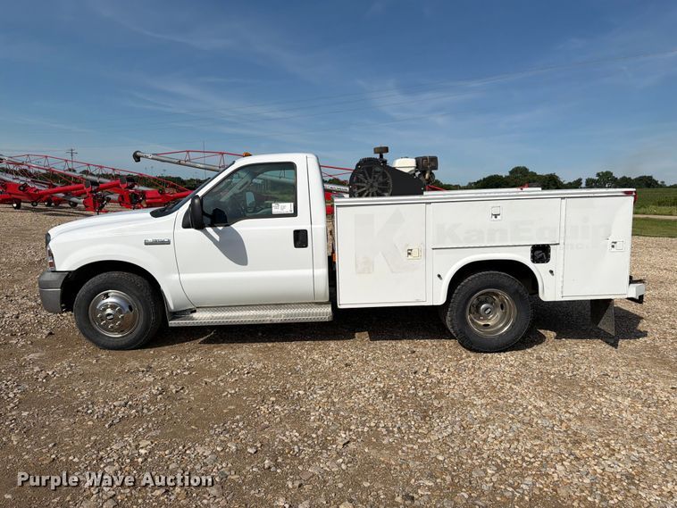 image for item FK3043 2006 Ford F350 Super Duty utility bed pickup truck