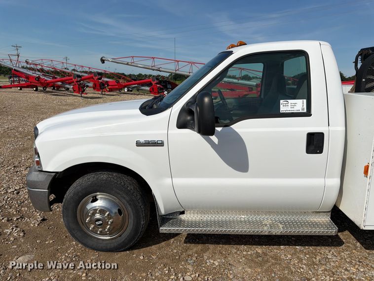 image for item FK3043 2006 Ford F350 Super Duty utility bed pickup truck