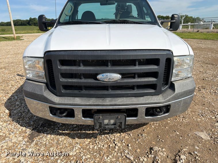 image for item FK3043 2006 Ford F350 Super Duty utility bed pickup truck