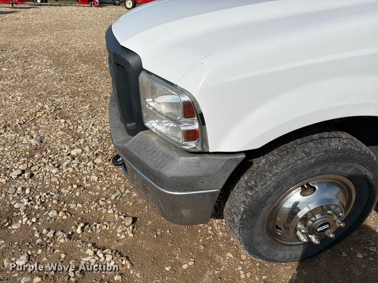 image for item FK3043 2006 Ford F350 Super Duty utility bed pickup truck