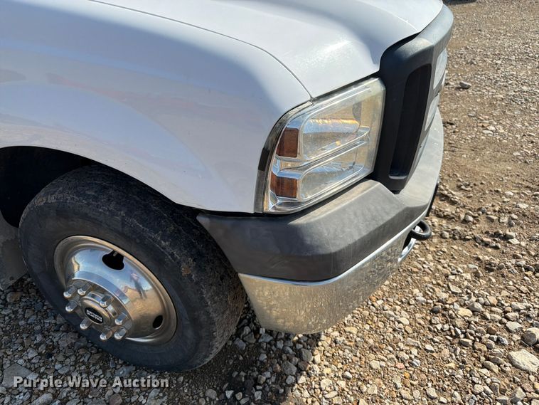 image for item FK3043 2006 Ford F350 Super Duty utility bed pickup truck