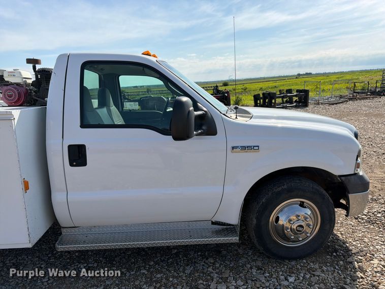 image for item FK3043 2006 Ford F350 Super Duty utility bed pickup truck