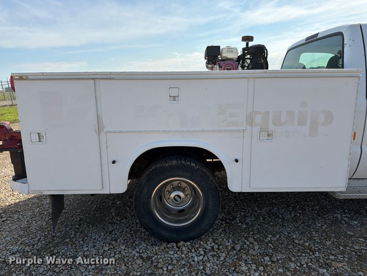 image for item FK3043 2006 Ford F350 Super Duty utility bed pickup truck