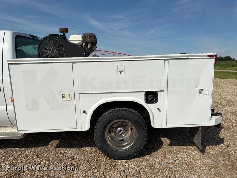 image for item FK3043 2006 Ford F350 Super Duty utility bed pickup truck