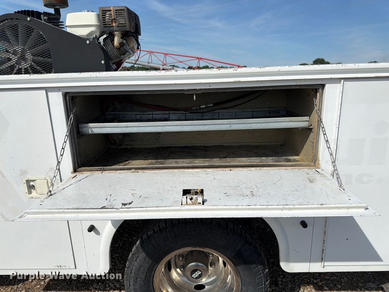 image for item FK3043 2006 Ford F350 Super Duty utility bed pickup truck
