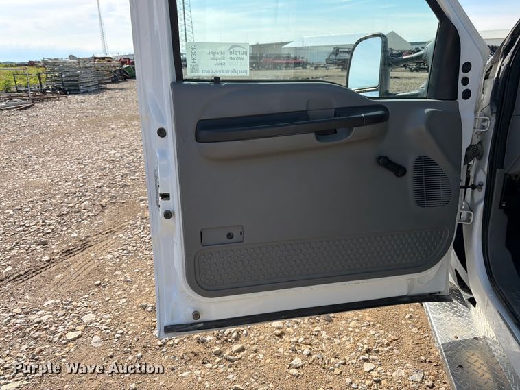 image for item FK3043 2006 Ford F350 Super Duty utility bed pickup truck