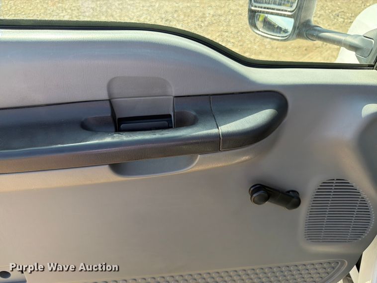 image for item FK3043 2006 Ford F350 Super Duty utility bed pickup truck