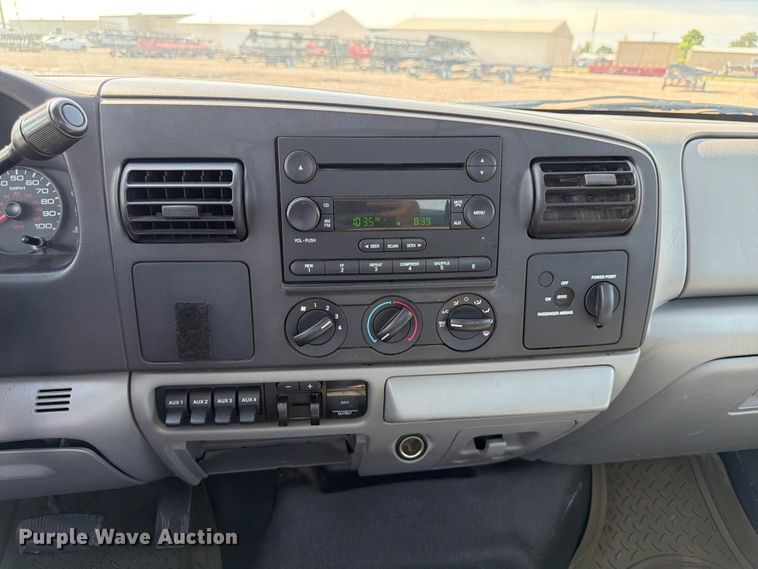 image for item FK3043 2006 Ford F350 Super Duty utility bed pickup truck