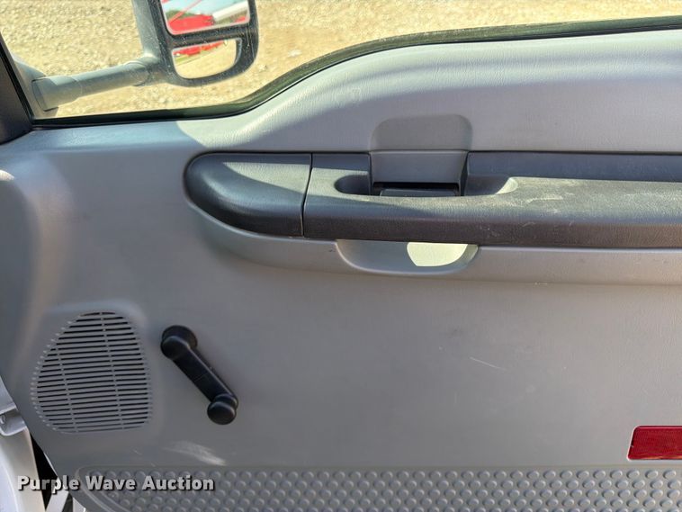 image for item FK3043 2006 Ford F350 Super Duty utility bed pickup truck