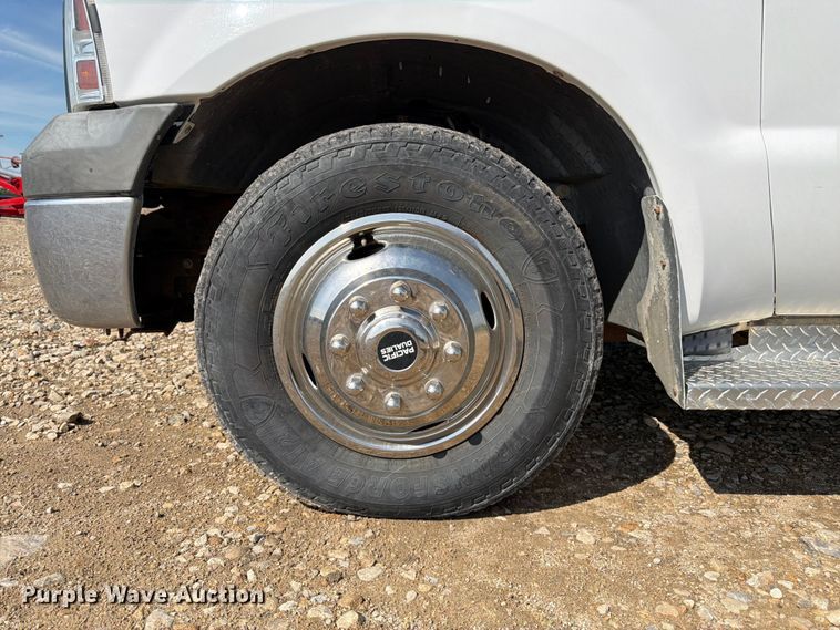 image for item FK3043 2006 Ford F350 Super Duty utility bed pickup truck