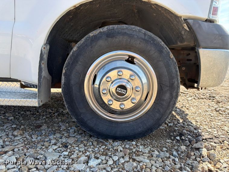 image for item FK3043 2006 Ford F350 Super Duty utility bed pickup truck