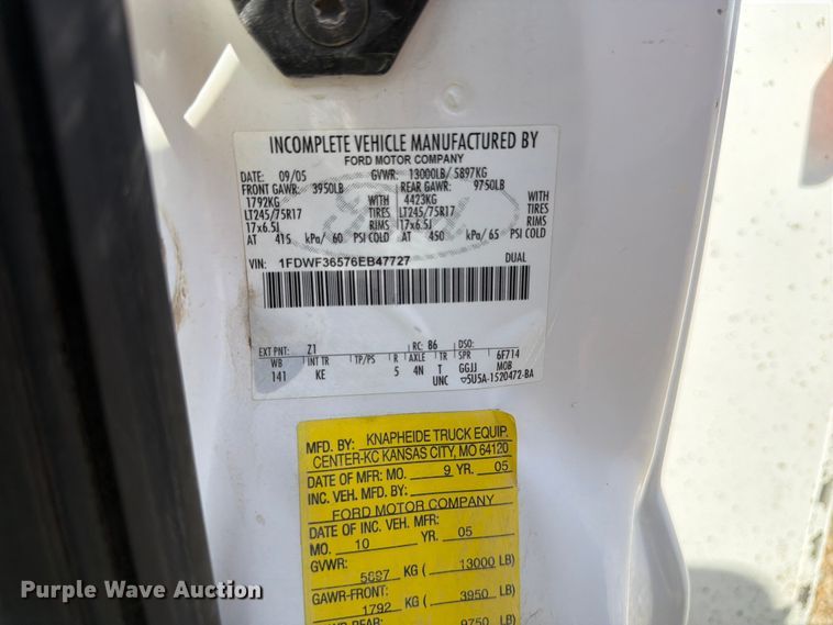 image for item FK3043 2006 Ford F350 Super Duty utility bed pickup truck