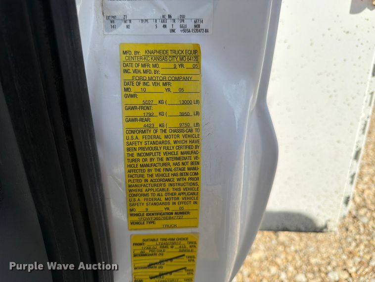 image for item FK3043 2006 Ford F350 Super Duty utility bed pickup truck