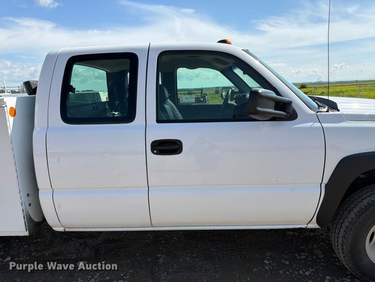 image for item FK3045 2006 Chevrolet Silverado 2500HD Ext. Cab utility bed pickup truck