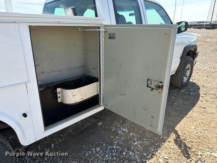 image for item FK3045 2006 Chevrolet Silverado 2500HD Ext. Cab utility bed pickup truck