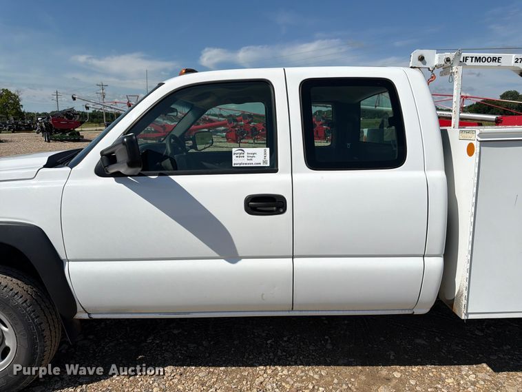 image for item FK3045 2006 Chevrolet Silverado 2500HD Ext. Cab utility bed pickup truck